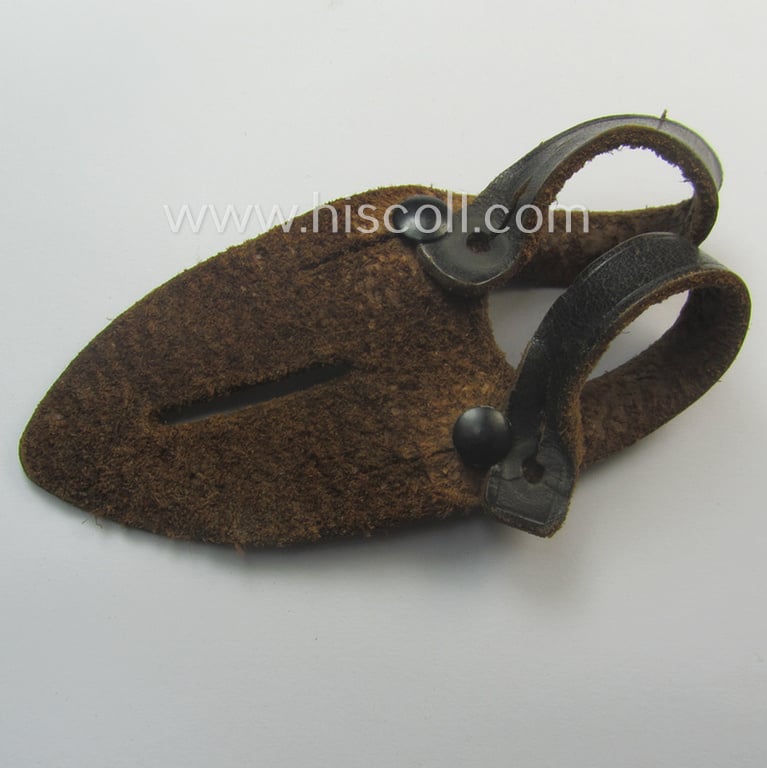 'Standard-issue'-pattern, WH binoculars (ie. 'Dienstglas 6 x 30 o. 10 x 50') 'anti-movement flap' (or: 'Tragelasche für Dienstgläser') as was executed in black-coloured leather being a maker- (ie. 'DOW'-) marked and/or: '1941'-dated example
