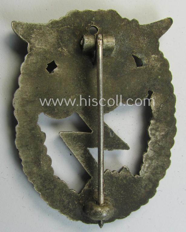 Neat - and just moderately used! - later-war-period, zinc- (ie. 'Feinzink'-) based version of a WH (Luftwaffe) 'Erdkampfabzeichen' being a (typical) non-maker-marked example by the Austrian-based: 'Arno Wallpach'-company