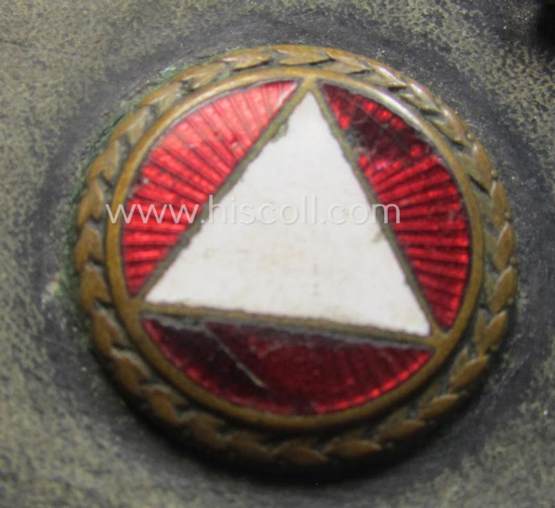 Unusual, WH (Luftwaffe) item that comes as a 'period-souvenir': a part of a leather-based 'wallet' that holds various LW-insignia (such as a visor-cap-eagle, single pip, 'Schwinge' and a: - presumed - LW-'Traditions-Abz.')