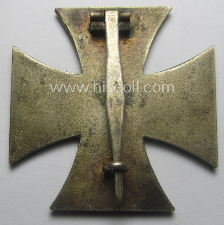 'Eisernes Kreuz 1. Kl.' (or: Iron Cross 1st class) being a (typical) maker- (ie. '7'-) marked example as was produced by the maker (ie. 'Hersteller'): 'Paul Meybauer' and that comes in its original etui as issued