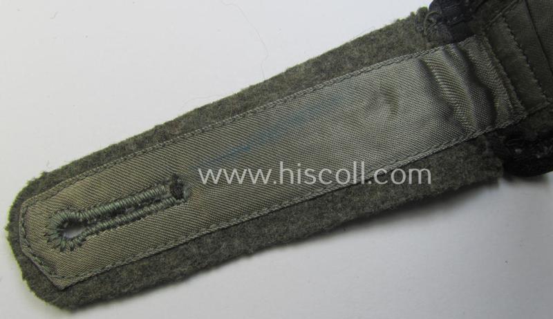 Single, later-war-period so-called: 'M44'-pattern, simplified WH (Heeres) NCO-type shoulderstrap as piped in the black-coloured branchcolour as was intended for usage by a: 'Feldwebel eines Pionier-Abteilungs'