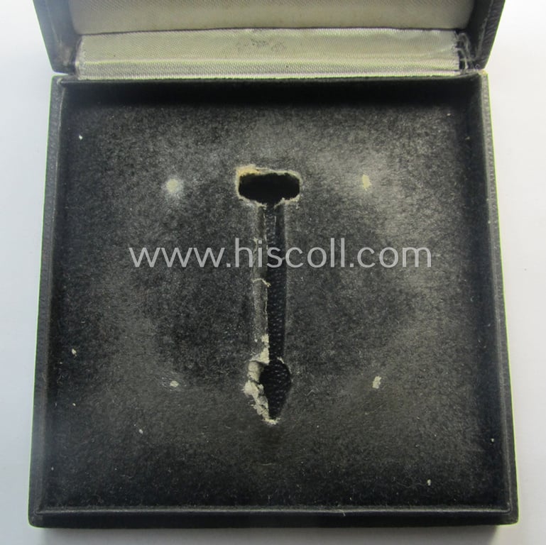 Attractive - albeit empty! - 'simplified' etui as was specifically intended to store a: WH (Heeres, LW etc.) 'Deutsches Kreuz im Gold' (or DKiG) that comes in an overall nicely preserved condition