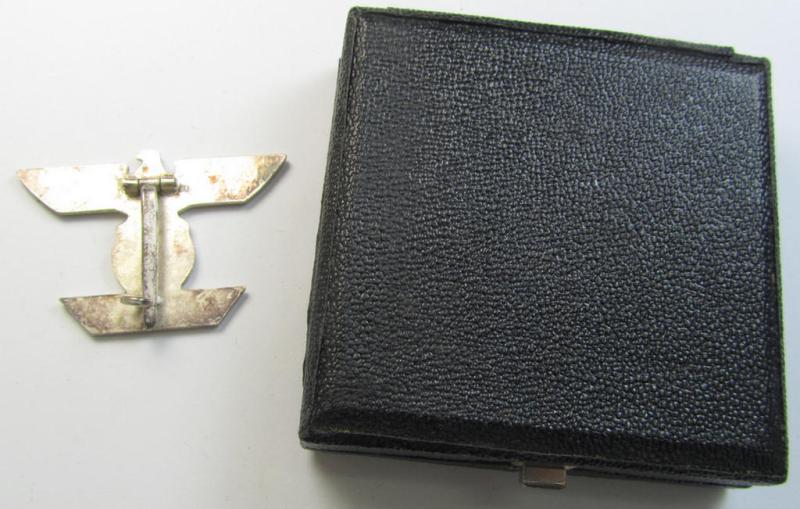 Superb - and rarely seen! - example of a: 'Wiederholungsspange zum EK I. Klasse' (or: bar to the WWI IC first-class) as was produced by the maker (ie. 'Hersteller'): 'B.H. Mayer's Kunstprägeanstalt' and that comes stored in its accompanying et...