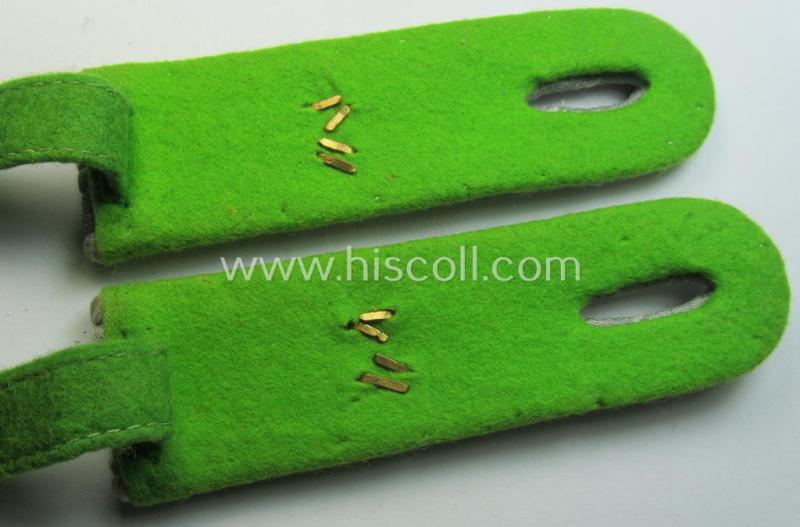 Pair of WH (Heeres) officers'-type shoulderboards: 'Leutnant des Grenadier-Rgts. 32'