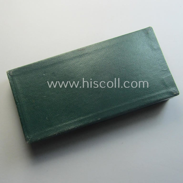 Bright-silver-toned 'Polizei-D.A. 2. Stufe' (or: police loyal-service medal 2nd class) that came together with its period (and long-sized!) ribbon (ie. 'Bandabschnitt') and that comes stored in its scarcely seen, green-coloured etui