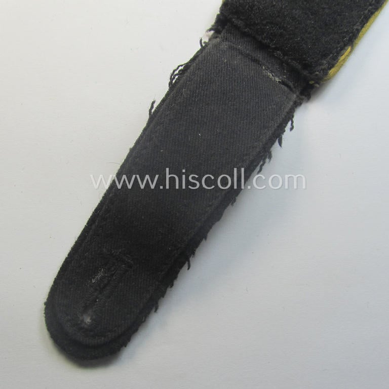 Single WH (Heeres) EM-type shoulderstrap (as was specifically intended to be used on the black-coloured, 'wrap-around'-styled Panzer-tunics) as was intended for a: 'Soldat einer Kav.- o. Aufkl.-Schützen-Rgts.'