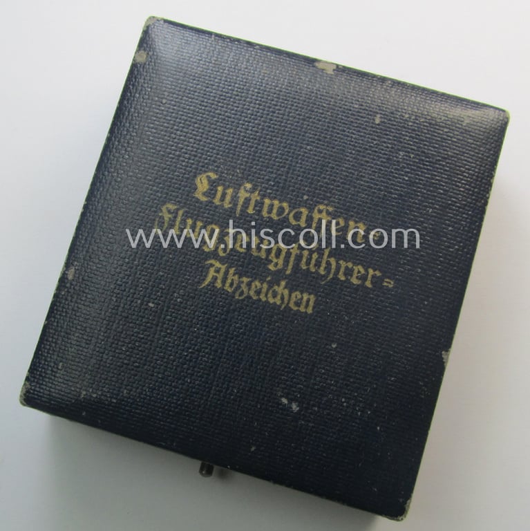 WH (Luftwaffe) war-badge (ie. 'LW-Flugzeugführer-Abzeichen' or: pilots'-war-badge) by the 'Berg & Nolte'-company that came stored in its period (and matching!) etui