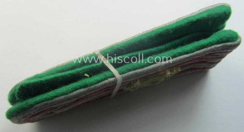 Pair of WH (Luftwaffe) 'cyphered', officers'-pattern shoulderboards as piped in the bright-green-coloured branchcolour as was intended for musicians- ie. band-leaders (or: 'Musikmeister im Offiziersrang')