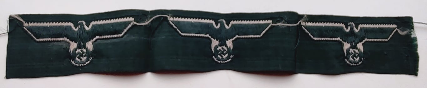 Pre/ early war period set of 3 cap eagle Schiffchenmützen-Adler für Mannschaften u. Uffz virtually mint set as executed in bluish grey coloured on a darker green background