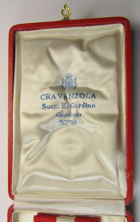 Italian WWII-period: 'Orden der Italienischen Krone - Ritterkreuz für Offiziere' being a nicely preserved example that came stored in its luxuriously styled, bright-red-coloured etui (marked: 'Cra Vanzola - Roma')