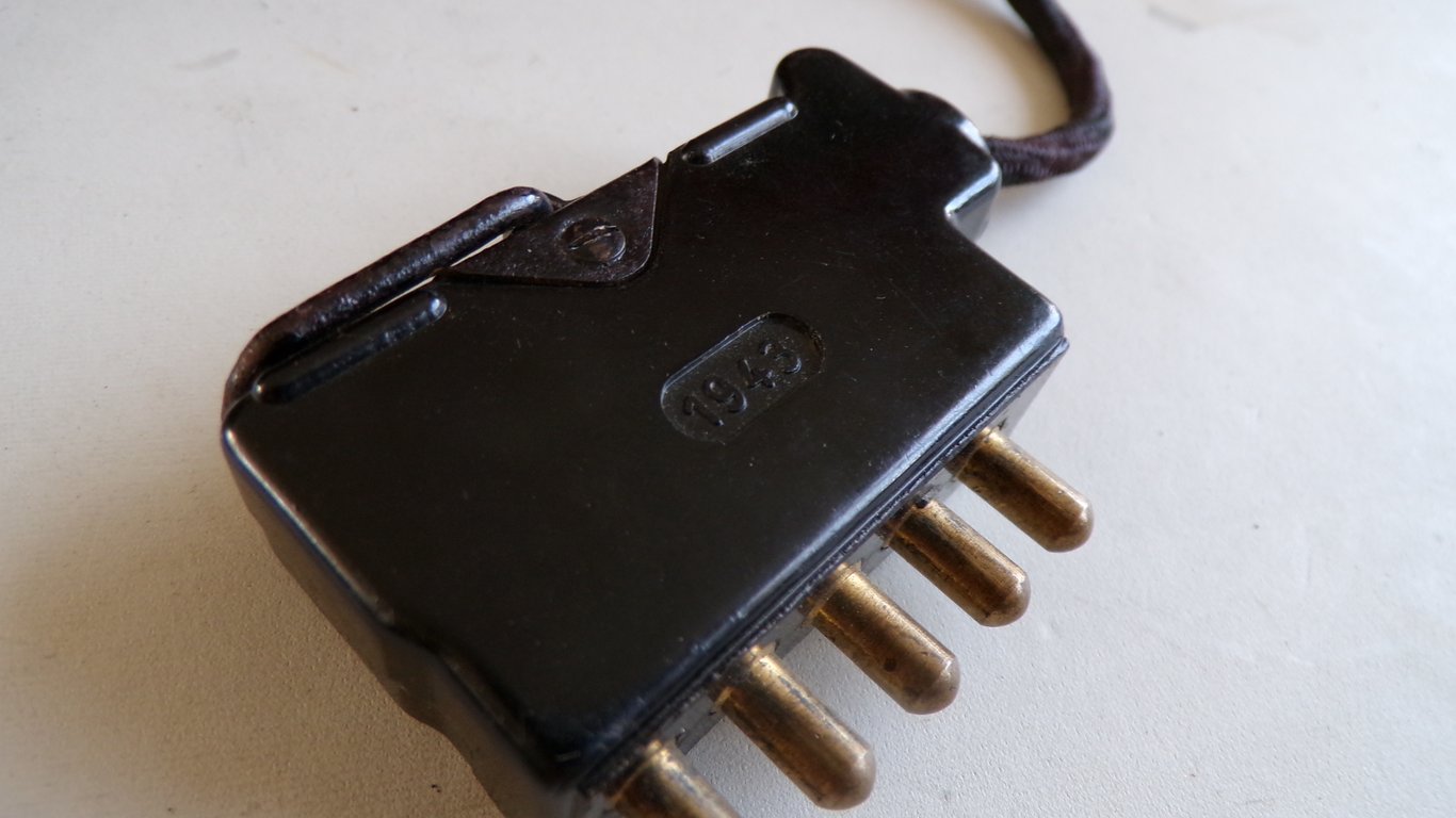 Feldfernsprecher (FF33) – Matching 1943 "Eisen"
