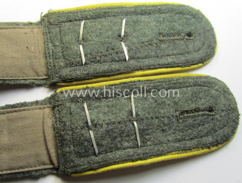 Attractive - and fully matching! - pair of WH (Heeres) NCO-type (ie. 'M40- o. M43'-pattern) shoulderstraps as was intended for usage by an: 'Oberfeldwebel eines Heeres Nachrichten-Abteilungs'