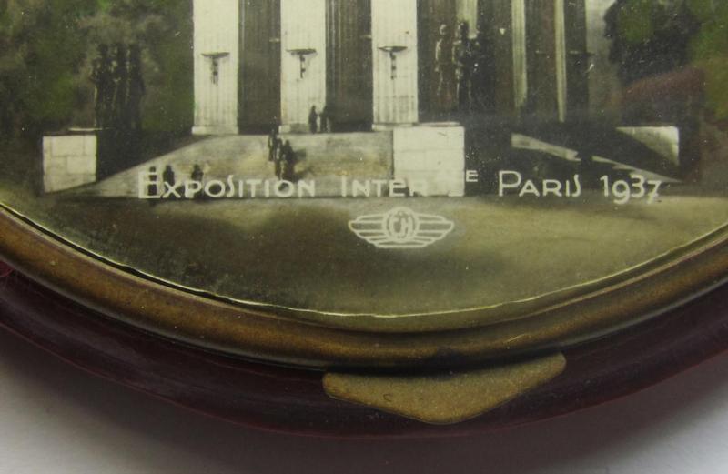Unusually found, female-related TR-period so-called: 'souvenir'-item (ie. powder-box) being an attractive example that shows a detailed illustration of the German pavillon at the in 1937 held world-fair (ie. 'Exposition Internationale - Paris - 19...