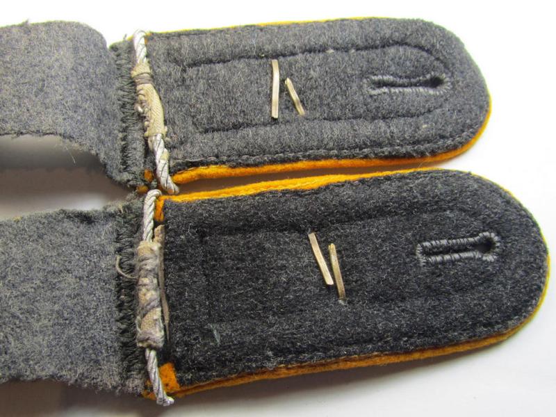 Very unusual - fully matching! - pair of WH (Luftwaffe), 'cyphered' NCO-type shoulderstraps as was intended for an: 'Unterfeldwebel u. Offz.Anwärter der Flg. o. FJ-Truppen u. Mitglied einer Kriegsschule'