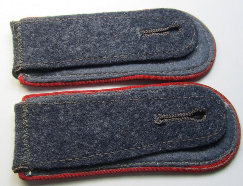 Attractive - and fully matching! - pair of WH (Luftwaffe), early-war-period- (and 'tailor-made') NCO-type shoulderstraps as was intended for usage by an: 'Unteroffizier eines Flakartillerie-Abteilungs o. Rgts.'