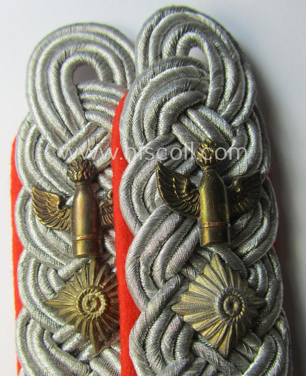Attractive - and/or fully matching! - pair of 'cyphered' WH (Heeres) officers'-type shoulderboards as piped in the bright-red branchcolour as was specifically intended for usage by an: 'Oberstleutnant der Heeres-Flak-Artillerie-Truppen'