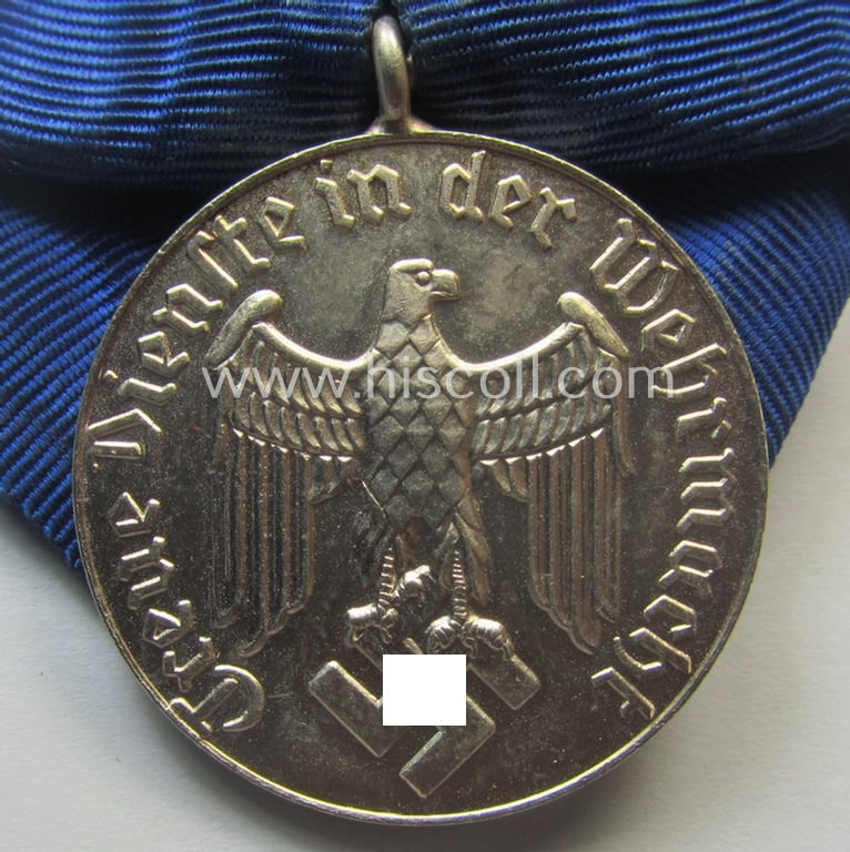Bright silver-toned WH (Luftwaffe) so-called: 'Einzelspange' showing a: 'WH-Dienstauszeichnung 4. Stufe' (as was intended for 4 years of loyal-service) and that shows a detailed, Luftwaffe-type-eagle-device, period-attached
