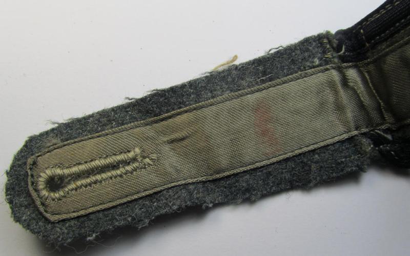 Single, later-war-period so-called: 'M44'-pattern, simplified WH (Heeres) NCO-type shoulderstrap as piped in the black-coloured branchcolour as was intended for usage by an: 'Unteroffizier der Pionier-Truppen'