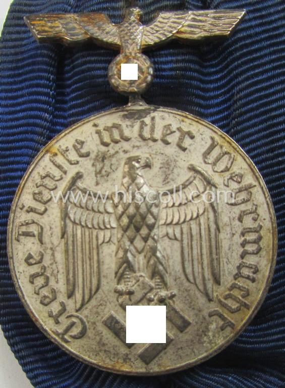 Attractive, WH (Heeres o. KM) so-called: 'Einzelspange' (being of the non-detachable-pattern!) showing a: 'WH-DA 4. Stufe' (as was intended for 4 years of service) and that comes with its accompanying, single-pieced: 'Feld- o. Bandspange'