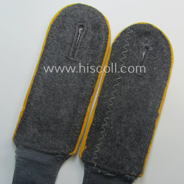 Pair of WH (Luftwaffe) shoulderstraps as was executed in typical 'HBT'-type cloth and piped in the bright-yellow-coloured branchcolour as was intended for a: 'Soldat der Flieger- o. Fallschirmjäger-Trpn.'