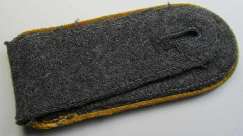 Single, mid- (ie. later-) war-period WH (Heeres) NCO-type shoulderstrap as piped in the golden-yellow- (ie. 'goldgelbener'-) coloured branchcolour as was intended for usage by an: 'Uffz. der Flieger o. Fallschirm-Truppen'