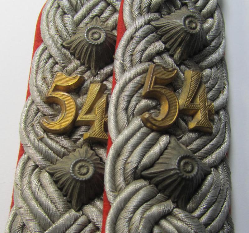 Superb - and/or fully matching! - WH (Heeres), neatly 'cyphered', officers'-type shoulderboard-pair as piped in the bright-red-coloured branchcolour as was intended for an: 'Oberst des Artillerie-Regiments 54'