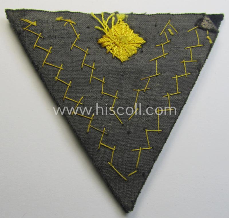 WH (Kriegsmarine) rank-chevron (or: 'Armwinkel') as was intended for usage on the various darker-blue-coloured naval tunics as was intended for an: 'Matrosen-Oberstabsgefreiter'