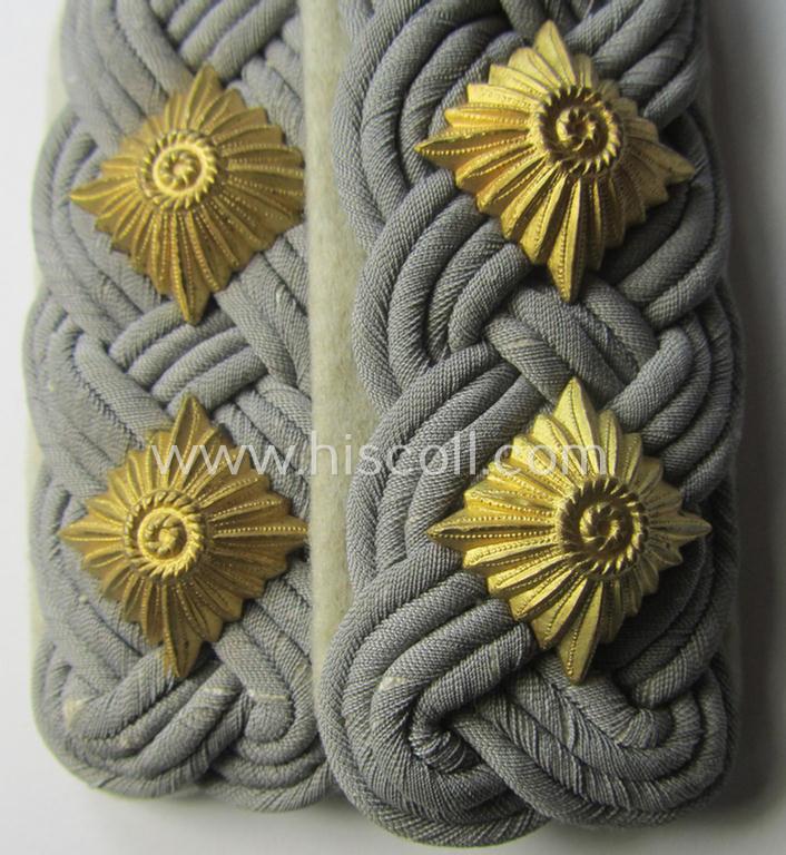 Superb - fully matching and I deem hardly used! - WH (Heeres) officers'-type shoulderboard-pair as was specifically intended for usage by an: 'Oberst der Infanterie-Truppen'