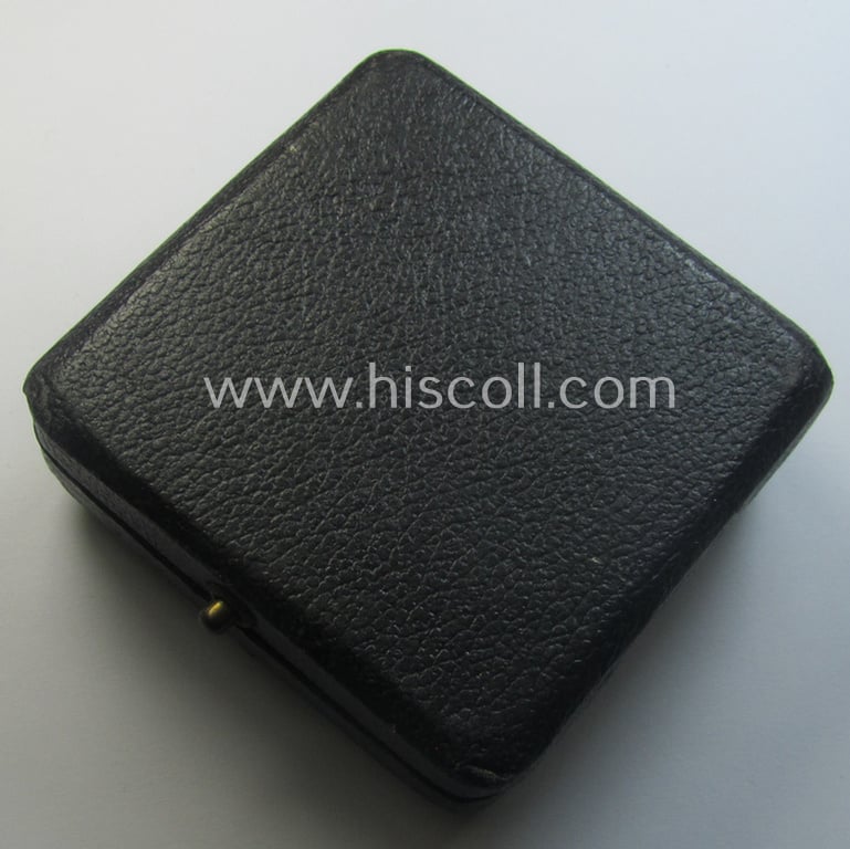 'Eisernes Kreuz 1. Kl.' (or: Iron Cross 1st class) being a (typical) maker- (ie. '100'-) marked example by the maker (ie. 'Hersteller'): 'R. Wächter u. Lange' and that comes in its original etui as issued