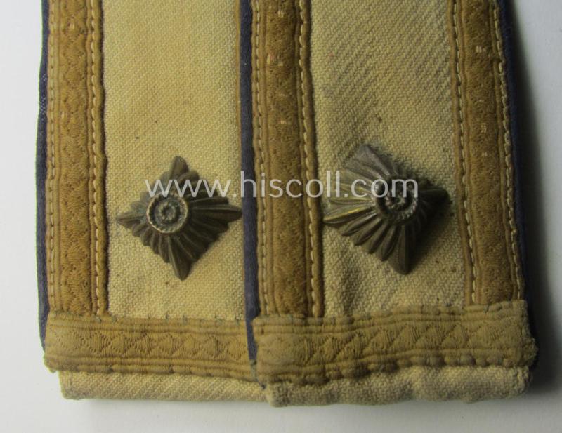 Pair of WH (Heeres) NCO-type, 'tropical'-pattern shoulderstraps as was intended for - and most certainly worn by! - a: 'Feldwebel der Heeres-Sanitäts-Trpn.'