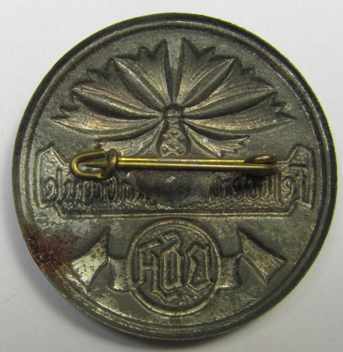 Commemorative, silver-toned VDA- (ie. 'Volksbund f.d. Deutschtum im Ausland'-) related 'tinnie' being a non-maker-marked example depicting a flower-design coupled with the text: 'Fest der Deutschen Schule'