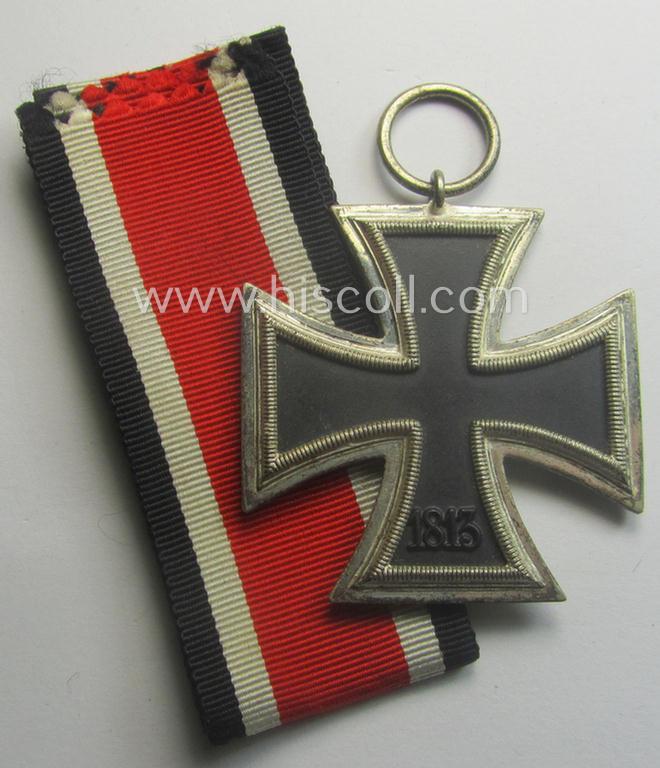 'Eisernes Kreuz II. Klasse' being a maker- (ie. '40'-) marked example that comes together with its non-confectioned ribbon (ie. 'Bandabschnitt') by the maker (ie. 'Hersteller'): 'Berg & Nolte'
