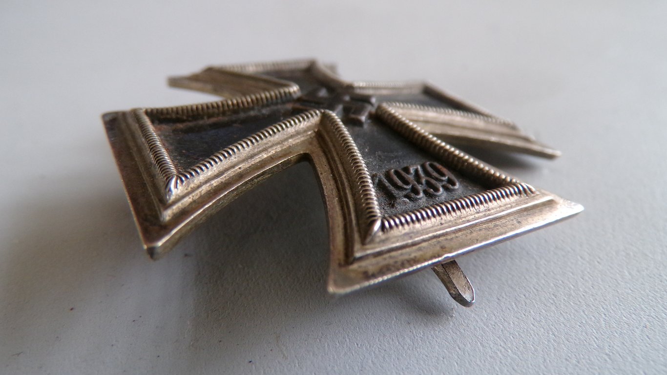 Curved, Named and Cased Iron Cross first Class