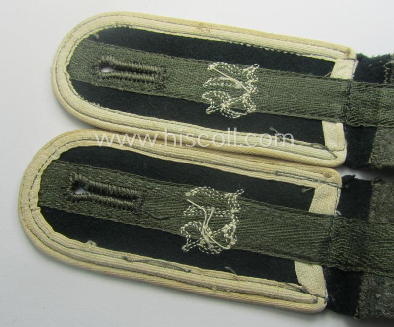 Stunning - and/or fully matching! - pair of WH (Heeres) later-war-period so-called: 'M44'-styled. EM-type, 'cyphered' shoulderstraps as was intended for a: 'Soldat der Inf.-Truppen u. Mitglied einer Unteroffiziersschule'