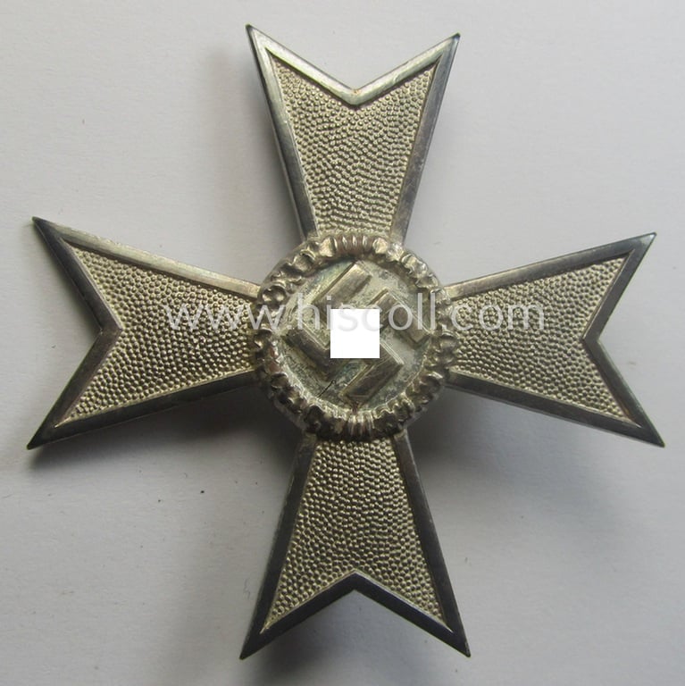 'Kriegsverdienstkreuz 1. Kl. ohne Schwn.' being a clearly maker- (ie. '4'-) marked and/or: 'Buntmetall'-based specimen by: 'Steinhauer & Lück' in its (luxurious) etui as issued