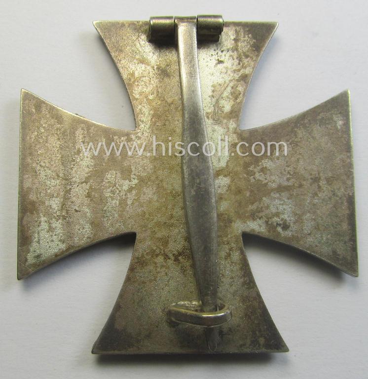 'Eisernes Kreuz 1. Klasse' (or: Iron Cross 1st class) being a (typical) non-marker-marked example by the maker: 'B.H. Mayer's Kunstprägeanstalt' and that comes in its original etui as issued- and /or moderately used