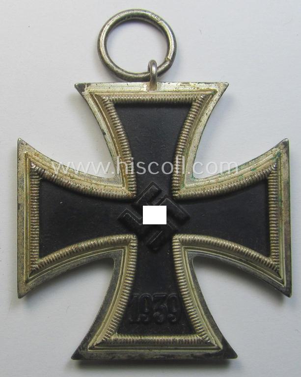 'Eisernes Kreuz II. Klasse' being a maker- (ie. '113'-) marked example that comes together with its original- (and once-mounted) ribbon (ie. 'Bandabschnitt') by the maker (ie. 'Hersteller'): 'Hermann Aurich'