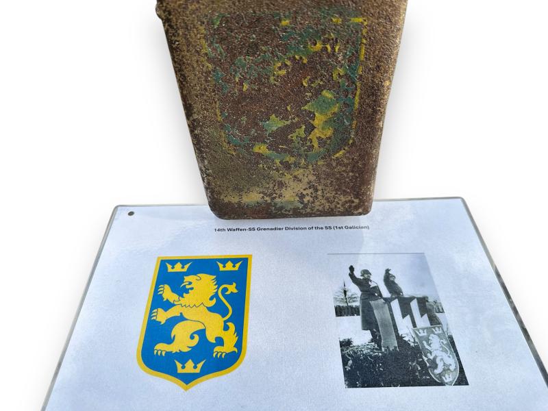 Camouflaged 'Packtasche' SS division marking