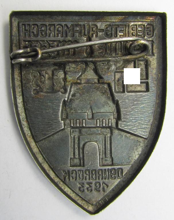 Early-period-, silverish-coloured- and/or tin-based, N.S.D.A.P.-related day-badge (ie. 'tinnie' or: 'Veranstaltungsabzeichen') being a commemorative example that is entitled: 'Gebiets-Aufmarsch - Braune Messe - Osnabrück - 1933'