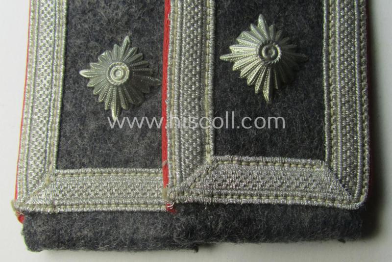Neat - and/or fully matching! - pair of WH (Luftwaffe) NCO-type shoulderstraps as piped in the bright-red branchcolour as was intended for a: 'Feldwebel o. Wachtmeister der Flak-Art.-Trpn.'