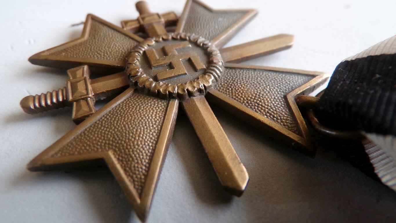 Kriegsverdienskreuz mit schwerten