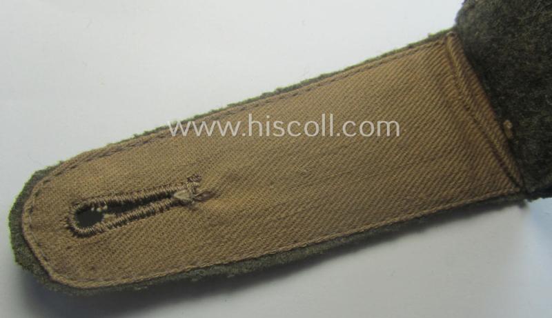 Single, RAD (ie. 'Reichsarbeitsdienst') NCO-type shoulderstrap (being of the 2nd pattern as used in the period between 1936-41) as was intended for an: 'RAD-Obertruppführer' (comparable with an: 'Unterfeldwebel'-rank)