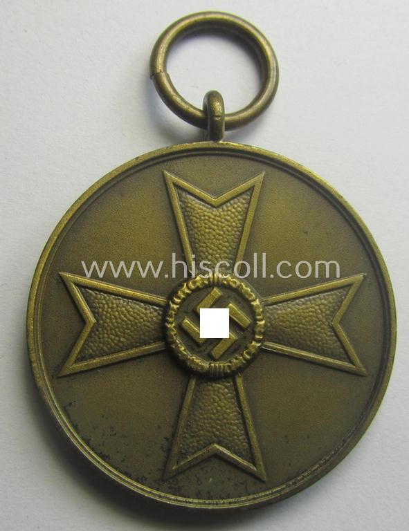 'Kriegsverdienstmedaille 1939'-set comprising of a non-maker-marked- (and/or: typical 'Buntmetall'-based!) specimen that came together with its period-ribbon and 'Zellstoff'-based pouch by the maker: 'Klein & Quenzer A.G. - Oberstein'