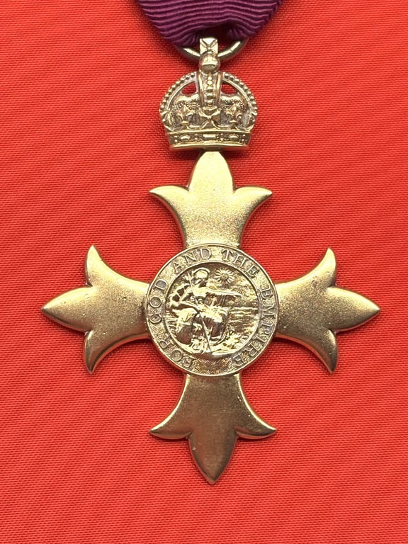 STUNNING AUTHENTIC ORIGINAL BRITISH WWI 1917 CASED OBE STERLING SILVER MEDAL.