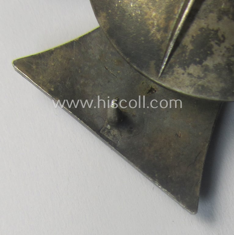 Hardly used, 'Eisernes Kreuz 1. Klasse' (or: Iron Cross 1st class), as executed in the scarcely seen so-called: 'screw-back-version', being an 'L/50'- (= 'Gebr. Godet'-) marked example