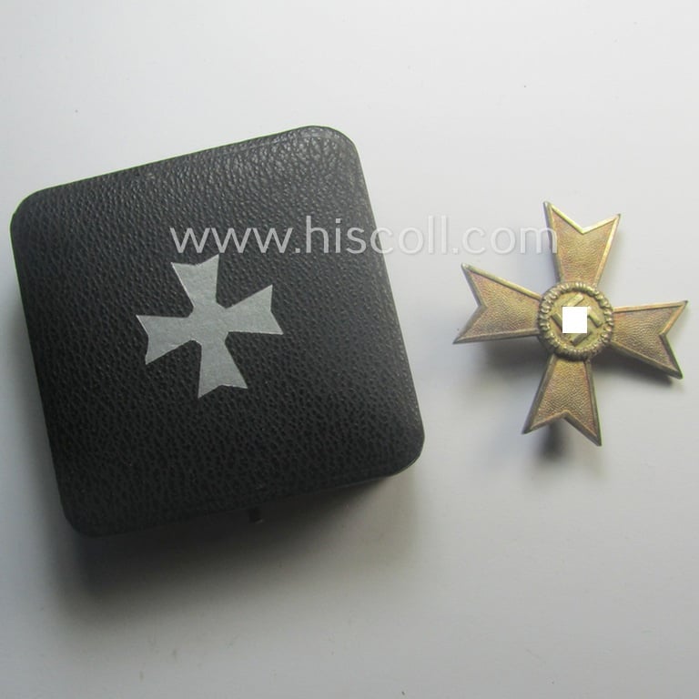 Attractive, medal-set: 'Kriegsverdienstkreuz 1. Klasse ohne Schwertern', being a non-maker-marked specimen that came stored in its original etui and dito orange-toned 'Überkarton'