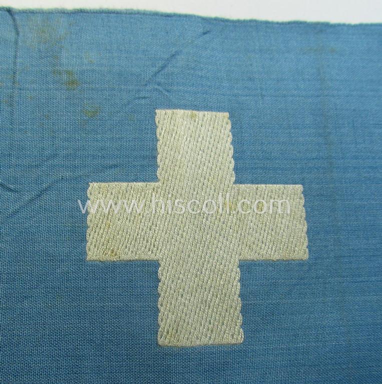 Superb, linnen-based- and/or light-blue-coloured armband (ie. 'Armbinde') depicting an interwoven white-toned cross as was intended for usage by a: 'Sanitäter o. Feldscher des Reichsluftschutz-Bundes'