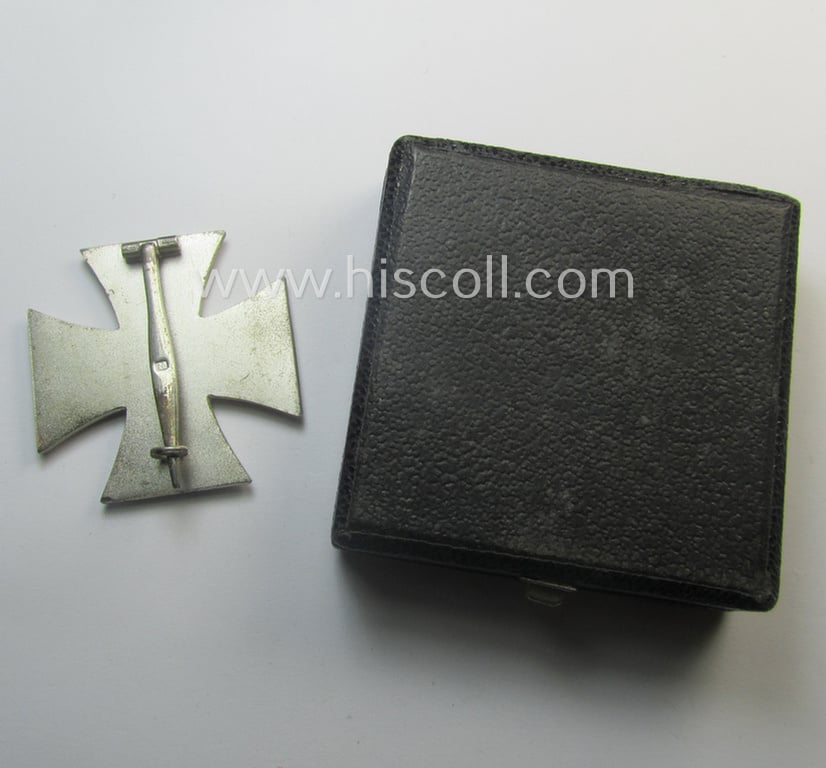 Superb, 'Eisernes Kreuz 1. Klasse' (ie. Iron Cross 1st class) being an (I deem) mid-war-period produced- and '26'-marked (ie. by: 'B.H. Mayer's Kunstprägeanstalt'-produced) example and that comes complete in its specific etui