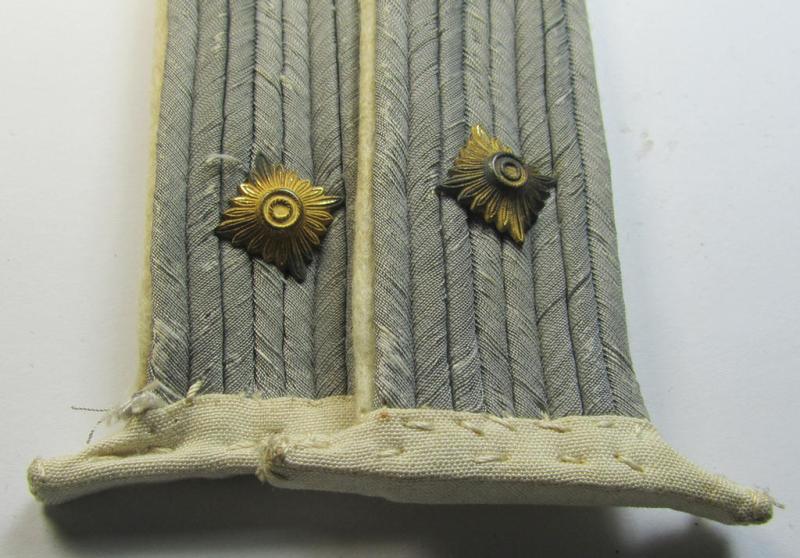 Attractive - and/or fully matching! - WH (Heeres), officers'-type shoulderboard-pair (that comes mounted on its unsually seen: 'Auf der Steg'-mounting!) as was intended for an: 'Oberleutnant eines Infanterie-Regiments'