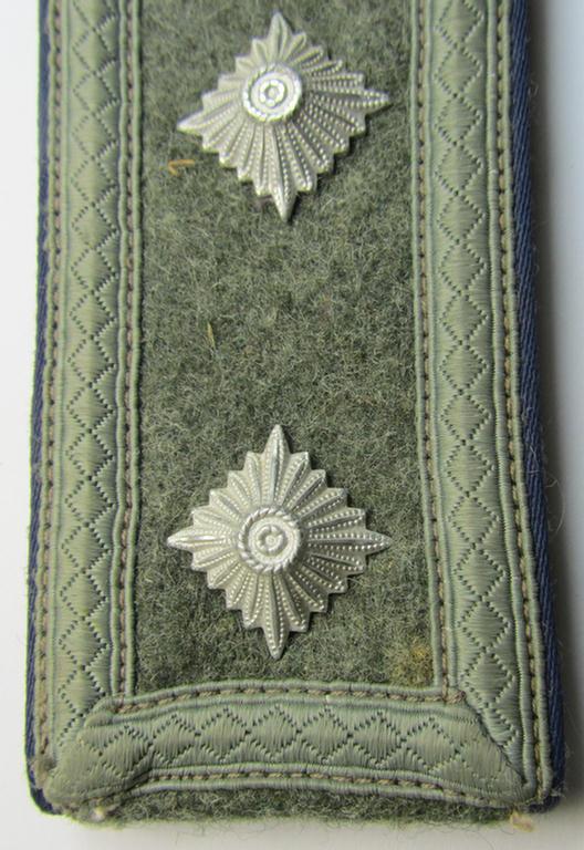 Attractive - albeit regrettably single! - so-called: 'M41'- (ie. 'M43'-) pattern, WH (Heeres) NCO-type shoulderstrap as was intended for - and/or moderately worn by! - an: 'Oberfeldwebel eines Sanitäts-Abteilungs o. Regiments'